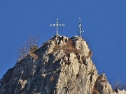 13 Zoom sulle due crocette del pinnacolo a lato sx del Monte Corno